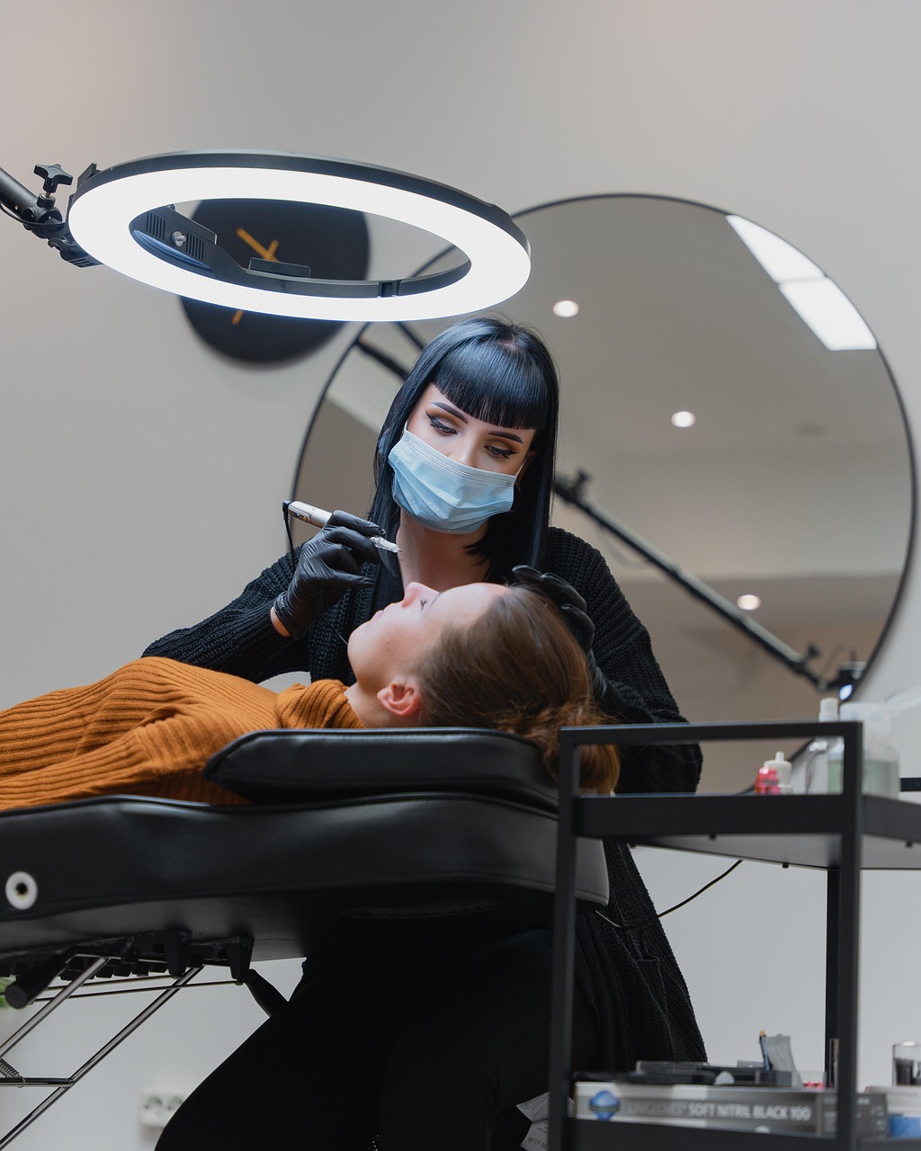 眉アートメイクの施術前に眉剃りはいつから行うべき？