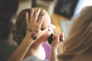 医療アートメイクは生理中でも痛い？その影響と注意点は？